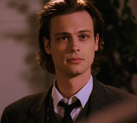 Spencer Reid Prince Charming, Early Seasons Spencer Reid, Spencer Reid Slicked Back Hair, Spencer Reid Early Seasons, Spencer Reid Apartment, Spencer Reid Season 2 Glasses, Spencer Reid Boyfriend Material, Spencer Reid Season 1, Spencer Reid Fanart