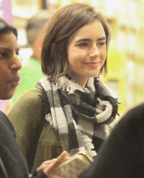 love rosie hair short - Google Search Lily Collins Short Hair, West Hollywood California, Lob Haircut, Awesome Hair, Beauty Shots, Short Hair With Bangs, Hollywood California, March 17, Lily Collins