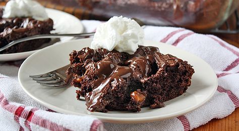 Salted Caramel-Chocolate Dump Cake Dump Cake Recipes Chocolate, Chocolate Dump, Carmel Chocolate, Chocolate Dump Cake, Easy Dump Cake Recipe, Salted Carmel, Dump Cakes, Dessert Simple, Salted Caramel Chocolate