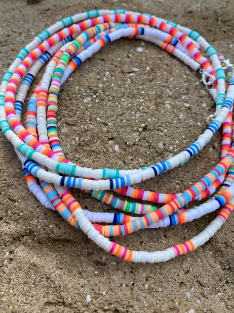 Preppy Heishi Bead Bracelet, Clay Bead Waist Beads, Beachy Clay Bead Necklace, Obx Bracelets Flat Beads, Summer Necklace Ideas Clay Beads, Clay Bead Ideas Necklace, Flat Bead Necklace Ideas, Obx Inspired Clay Bead Bracelets, Clay Bead Design Ideas