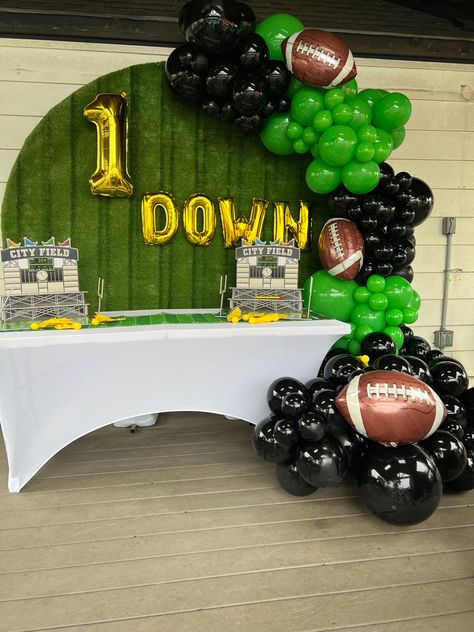 Football Garland Balloon, Super Bowl Balloon Garland, Football Balloon Arch, Football Balloon Garland, Football First Birthday, Football Balloons, Football Banquet, Football Party Decorations, First Birthday Favors