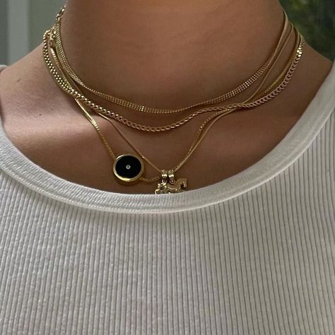 Emma Chamberlain Necklace, Emma Chamberlain Jewelry, Gold And Silver Necklaces Layered, Silver Necklaces Aesthetic, Layered Necklaces Aesthetic, Emma Chamberlain Nails, Jewelry Box Aesthetic, Gold Necklace Aesthetic, Gold Jewellery Aesthetic