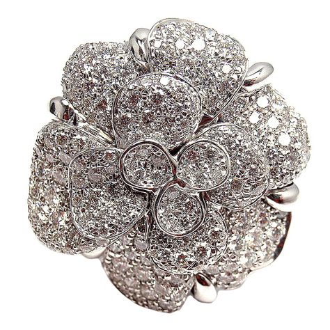 CHANEL Diamond Large Camelia Flower White Gold Ring Camelia Chanel, Camelia Flower, Chanel Ring, Flower Diamond Ring, Fancy Sapphire, Gold Flower Ring, Chanel Pearls, Gold Chanel, Pearl And Diamond Ring