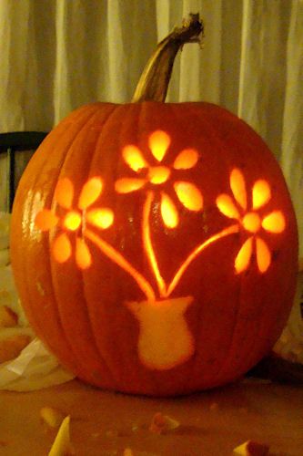 So cute carved pumpkin. Small Pumpkin Carving Ideas Easy Cute Ideas, Girlie Pumpkin Carving Ideas, Pumpkin Carving Cute Easy, Simple Cute Pumpkin Carving Ideas, Flower Pumpkin Carving Ideas, Girl Pumpkin Carving Ideas, Pumpkin Carving Ideas Flower, Pumpkin Carving Ideas Cute Girly, Pumpkin Carving Flower