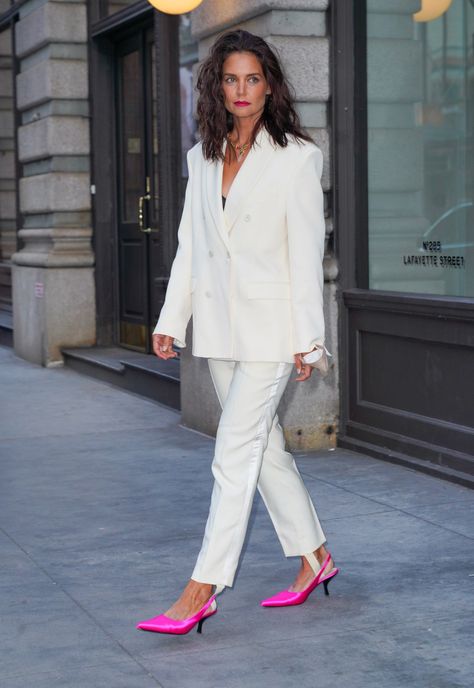 Pink Manolo Blahnik Shoes Outfit, Pink Heels Street Style, Pink Pointy Heels Outfit, Fuchsia Heels Outfit, White And Hot Pink Outfit, Hot Pink Shoes Outfit High Heels, Hot Pink Pumps Outfit, Pink Kitten Heels Outfit, White Dress With Pink Heels