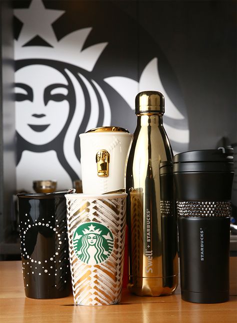 Why Starbucks Sold Out of Those $200 Swarovski Gift Cards Best Christmas Gift Baskets, Diy Christmas Baskets, Copo Starbucks, Christmas Gift Baskets Diy, Gift Baskets For Him, Boyfriend Gift Basket, Gift Baskets For Men, Easy Diy Christmas Gifts, Starbucks Lovers