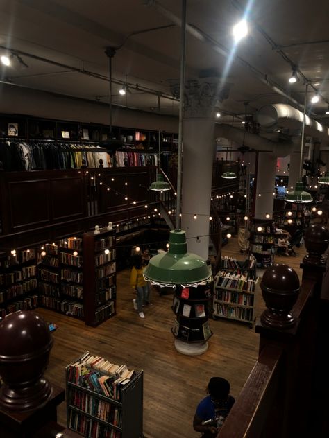 New York Bookstore Aesthetic, Chelsea Nyc Aesthetic, Nyc Bookstore Aesthetic, New York Bookstore, The Strand Bookstore Nyc, Bloxburg Nyc, Nyc Bookstore, Strand Bookstore, Bloxburg City