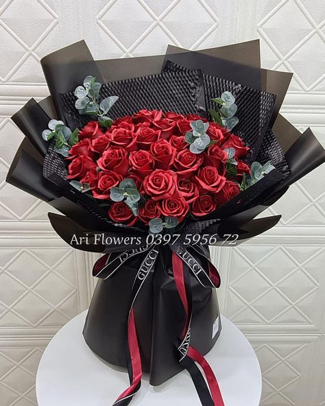 Fruit Flower Basket, Black Rose Bouquet, Satin Bouquet, Soap Bouquet, Pita Satin, Diy Bouquet Wrap, Bee Painting, Flower Bouquet Diy, Birthday Cakes For Men