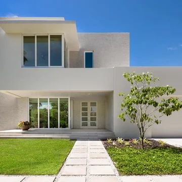 White Stucco Exterior Modern, White Stucco House With White Windows, Stucco Window Trim Exterior Modern, Smooth Stucco Exterior House Modern, California Contemporary Homes Exterior, Modern Stucco Exterior, Smooth Stucco Home Exterior, White Stucco House, Exterior Beach House