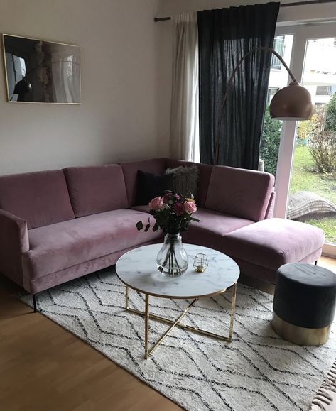 Mauve Couch Living Room Ideas, Mauve Couch, Mauve Sofa, Mauve Living Room, Modern Chic Decor, Rosa Sofa, Pink Velvet Couch, Cozy Bohemian, Pink Couch