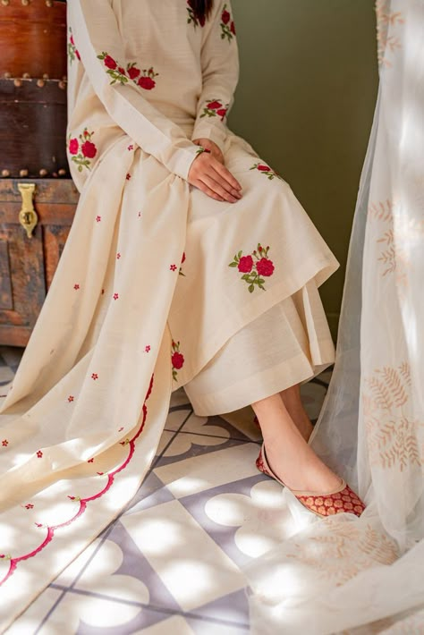 Nafisa Ali, Shirt Kurti, Kurta Embroidery, Haldi Outfit, Embroidered Shawl, Casual Indian Fashion, Cotton Outfit, Pakistani Fancy Dresses, Pakistani Dresses Casual