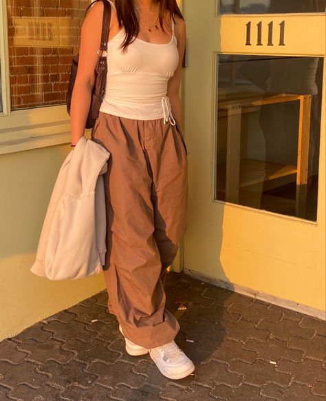 #parachute #style #fashion #sunset #brown #baggy #aesthetic #oversized #white #street Brown Parachute Pants Outfit, Brown Parachute Pants, Baggy Aesthetic, Baggy Clothes Outfit, Brown Pants Outfit, Baggy Clothes, Brown Pants, Brown Girl, Pants Outfit