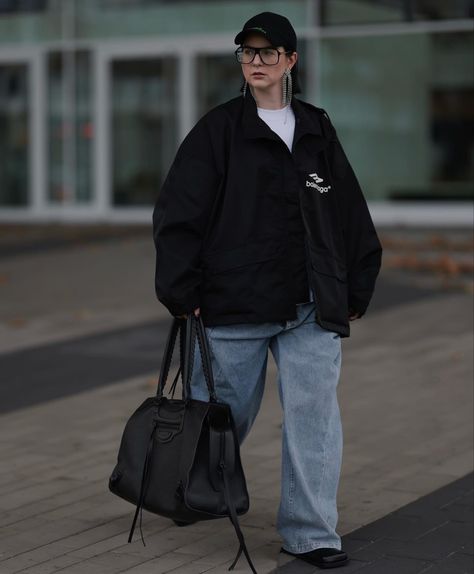 Oversize Blazer Street Style, Oversized Blazer Street Style, Blazer Street Style, Balenciaga Bag, Denim Style, Oversized Blazer, Spring 2023, Casual Street Style, Fashion Books