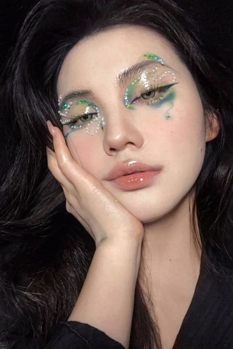 portrait of a beautiful young woman with fairycore makeup look Aesthetics Makeup, Rave Makeup, Swag Makeup, Ethereal Makeup, Green Makeup, Unique Makeup, Makijaż Smokey Eye, Makeup Aesthetic, Fairy Makeup