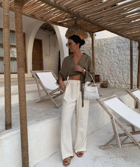 What To Wear In Bali: 11 Outfits For This Tropical Vacation - The Wandering Girl What To Wear In Cartagena Colombia, Vacation Outfits Bali, Thailand Holiday Outfits, What To Wear In Bali For Women, Bali Looks, Bali Outfit Ideas What To Wear, Bali Outfit Ideas Women, Sri Lanka Outfit Ideas, Bali Fashion Outfits