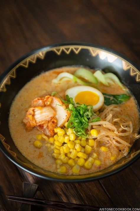 Vegetarian Ramen Recipe, Ramen Easy, Vegetarian Kimchi, Fresh Ramen Noodles, Chili Bean, Ramen Toppings, Vegetarian Ramen, Ramen Broth, Ramen Recipe