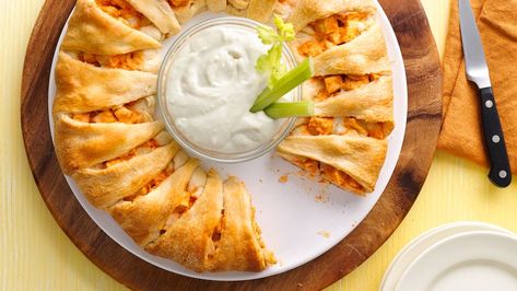 Serve up a classic Buffalo chicken appetizer with a crescent twist on Game Day! Buffalo Chicken Crescent, Recipes Buffalo Chicken, Chicken Crescent Ring, Buffalo Chicken Appetizers, Pillsbury Crescent Roll Recipes, Apartment Recipes, Chicken Appetizer, Chicken Crescent, Pillsbury Crescent