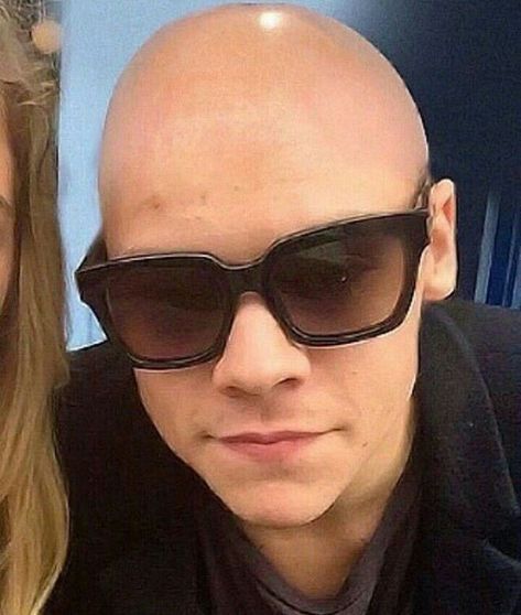 Bald Harry Styles, Famous Bald People, Harry Styles Bald, Harry Styles Haircut, Mr Worldwide, Harry Styles Hair, Harry Styles Memes, Medium Hair Styles For Women, Harry Styles Funny