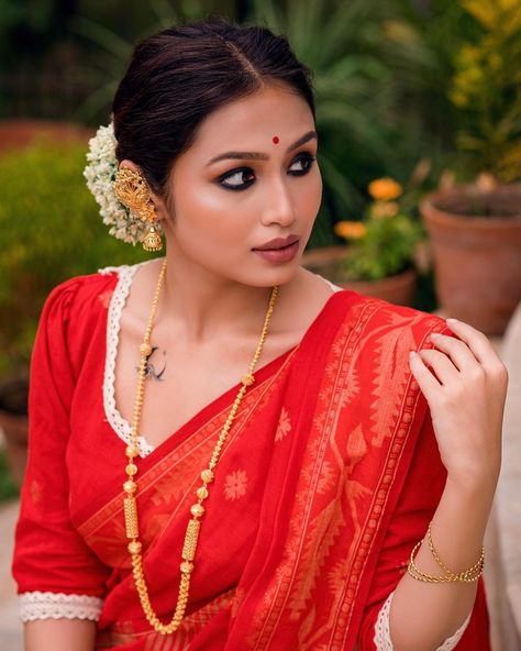 Smudged Liner, Bengali Makeup, Bengali Jewellery, Liquid Cat, Red Saree Wedding, Natural Dramatic, Eyeshadow Matte, Hair Style On Saree, Bengali Saree