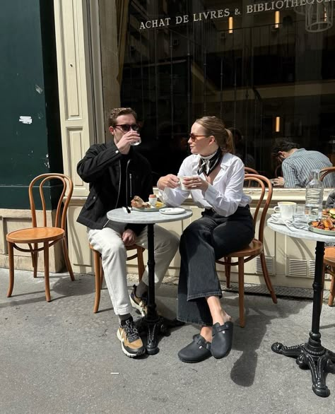 Travel Couple Outfit, Paris Relationship Aesthetic, Cafe Couple Aesthetic, Paris Couple Photos, French Couple Aesthetic, Paris Moodboard Aesthetic, Paris Aesthetic Couple, Paris Couple Aesthetic, Old Money Poses