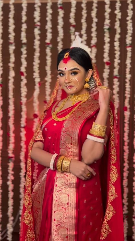 Simple Bengali Bridal Look, Bengali Wedding Look, Bride Moodboard, Bengali Bride Makeup, Bengali Wedding Dress, Bridal Chunni, Bengali Marriage, Bride Groom Photoshoot, Best Indian Wedding Dresses