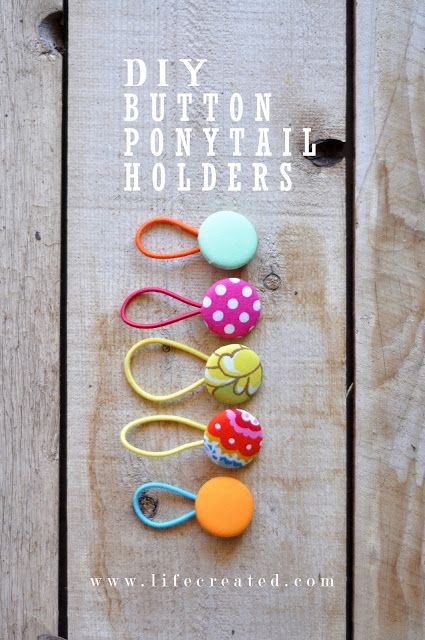 Ponytail Holders Diy, Diy Ponytail, Hair Accessories Diy, Hair Ties Diy, Convention Gifts, Diy Buttons, Diy Holder, Diy Hair Bows, Button Crafts