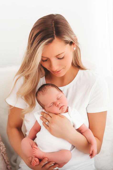 mother and newborn baby Natural Baby, Newborn Photoshoot, Wedding Shots, Baby Photography, Baby Photos, Newborn Photography, Lifestyle, Baby Face, Photography