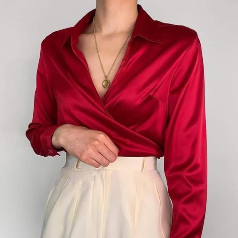 Red Satin Shirt Outfit, Satin Top Outfit Classy, Red Blouse Outfit, Satin Top Outfit, Satin Shirt Outfit, Silk Shirt Outfit, Satin Blouse Outfit, Outfit Elegantes, Casual Chic Outfits