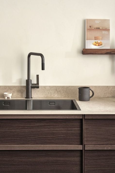 Kitchen tap ARM 985 in Bronze with turnable spout and pullout nozzle, together with kitchen sink TA 8040 in PVD Black Chrome. Countertop and tile from Bricmate. Walnut Kitchen Island, Bronze Kitchen, Walnut Kitchen, Black Taps, Chrome Kitchen, Black Sink, Faucet Design, Dark Kitchen, Kitchen Reno