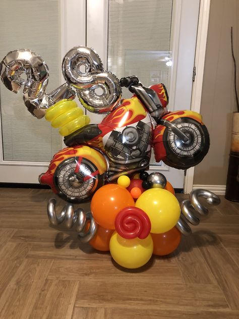 Motorcycle Centerpiece Ideas, Formula 1 Balloon Decor, Motorcycle Balloon Decor, Harley Davidson Party Theme, Monster Jam Balloon Decor, Monster Jam Balloon Garland, Motorcycle Party, Harry Birthday, Car Themed Parties