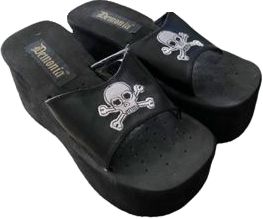 Y2k Skull, My Universe, Skull Crossbones, Dr Shoes, Funky Shoes, Skull Head, New Rock, Shoe Inspo, Baggy Pants