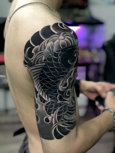 Koi Fish Tattoo Cover Up, ငါးကြင်း Tattoo Black, Cover Up Tattoos For Men Shoulder, Dark Koi Fish Tattoo, Jappo Tattoo, Japanese Cover Up Tattoo, Japanese Koi Fish Tattoo Sleeve, Tatto Koi, Shoulder Tattoo For Men