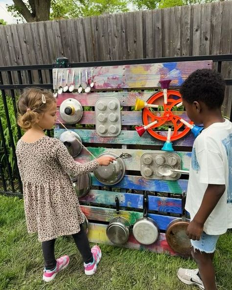 Elizabeth ✨ Preschool for You on Instagram: "Music Wall 🎶  Our generous parents had donated a surplus of pots and pans for the mud kitchen so we attached some of the extra pieces along with some old bells to an old pallet and made a music wall for the playground!  • • • • •  #musicwall #potsandpans #preschoolplayground #gooutsideandplay #preschool #prek #outdoorplay #recycleandplay #sustainableplay #palletproject #diy #preschoolplay #earlychildhoodeducation #outdoorplayspace #outdoorpreschool #earlyyearsideas #recyclemeplay #playwithmusic #diymusicwall #learningthroughplay #preschoolideas #takelearningoutside #playground #playideas #playbasedlearning" Preschool Mud Kitchen, Preschool Playground Ideas, Preschool Outdoor Area, Pallet Mud Kitchen, Block Center Preschool, Sensory Kids, Musical Wall, School Based Therapy, Preschool Playground