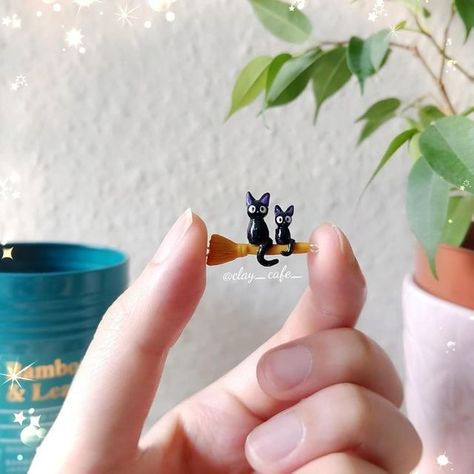 Jiji From Kiki's Delivery Service, Kiki's Delivery Service Clay Art, Studio Ghibli Clay Sculptures, Clay Art Studio Ghibli, Studio Ghibli Clay Art Ideas, Totoro Clay Charm, Studio Ghibli Air Dry Clay Ideas, Kiki's Delivery Service Clay, Studio Ghibli Clay Charms