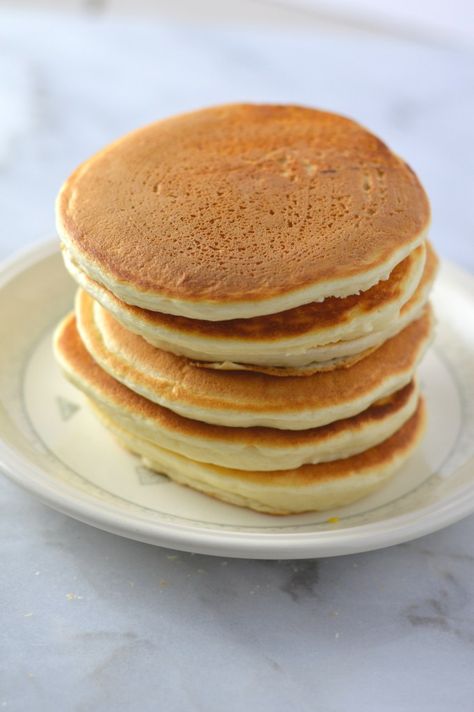 These Vanilla Protein Powder Pancakes are made with whey protein powder. Can be made vegan, these pancakes are super fluffy and easy to make. Protein Powder Pancakes, Whey Protein Recipes, Healthy Pancakes, Protein Dinner, Low Carb Snack, Protein Powder Recipes, Powder Recipe, Protein Cookies, Whey Protein Powder