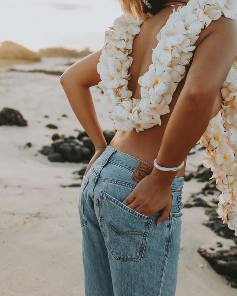 may day is lei day in hawai’i nei 🤍 here we have the beautiful katebel <3 Lei Photoshoot, Lei Wallpaper, Hawaii Poses, Hawaii Leis, Lei Day, Hawaiian Woman, Flower Shops, May Days, May Day