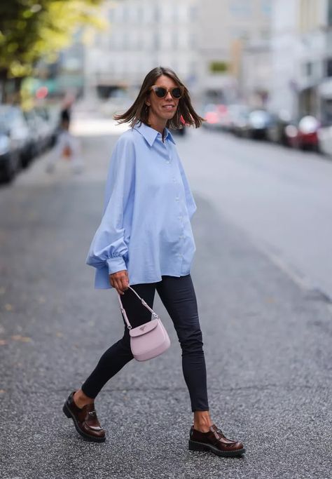 Outfits Camisa Azul, How To Style Loafers Women, Outfit With Loafers Women, Loafers Women Outfit, Loafers Street Style, Loafers Outfit Women, How To Style Loafers, Loafers For Women Outfit, Loafers Outfit