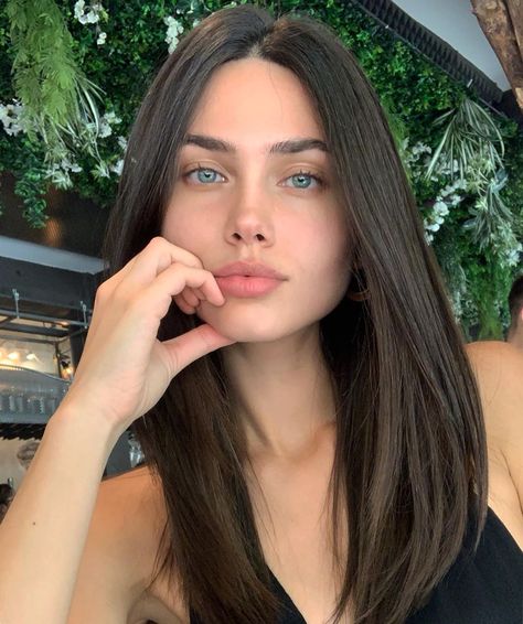 Vika Bronova on Instagram: “💚” Light Eyes, Brunette Girl, Girl Face, Beautiful Eyes, Dark Hair, New Hair, Blue Eyes, Hair Inspo, Brown Hair