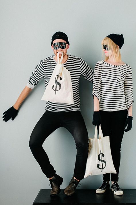 Homemade Halloween Costumes Thrift Store Halloween Costume, Homemade Couples Costumes, Costumes Faciles, Easy College Halloween Costumes, Halloween Costumes Diy Couples, Police Party, Diy Couples Costumes, Halloween Parejas, Classy Halloween Costumes