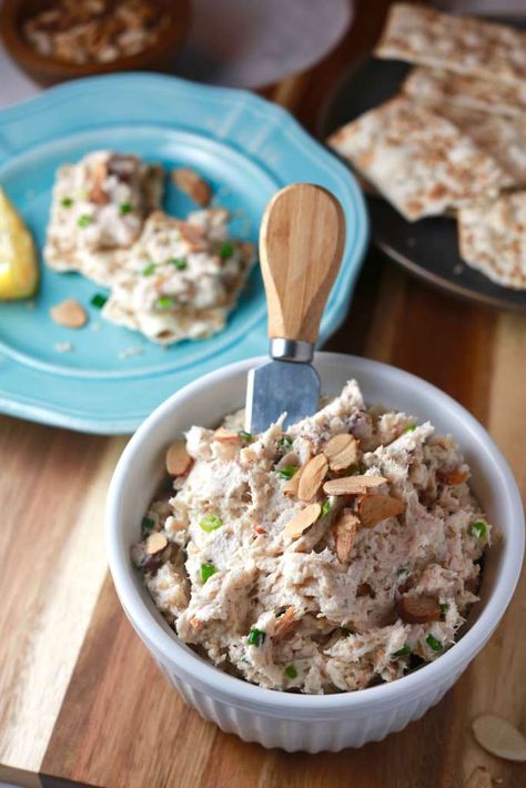 Chicken Salad Recipe With Almonds, Almond Chicken Salad, Chicken Salad Ingredients, Chicken Salad Recipe Easy, Salad Recipes Healthy Easy, Easy Chicken Salad, Almond Chicken, Pecan Chicken, Bbq Chicken Salad