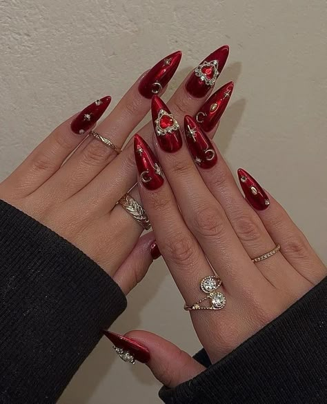 Glam Red Nails, Red Metallic Nails, Nails Con Relieve, Red Carpet Nails, Emmy Red Carpet, Vibrant Nail Designs, Red Chrome Nails, Quince Nails, Red And Gold Nails