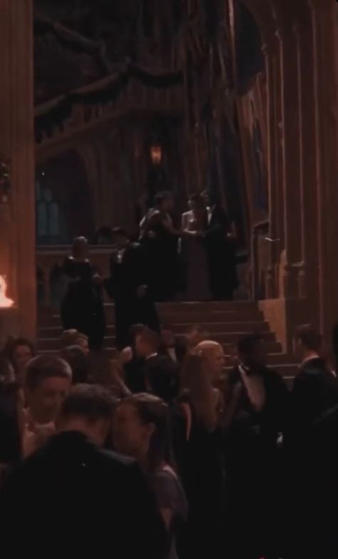 A picture of the Yule Ball from Harry Potter that you can use for your wallpaper. (its just before the champions walk down) Yule Ball Hogwarts, The Yule Ball Aesthetic, Hogwarts Yule Ball Aesthetic, Yulemas Ball, Yule Ball Aesthetic Dress, Harry Potter Yule Ball Aesthetic, Dark Academia Hogwarts, Yule Ball Aesthetic, Hogwarts Yule Ball