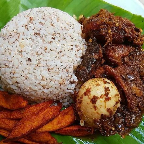 Who wants this???? This is So Yum Yum Yummy😋😋😎 💕😍 👌Ofada Rice Deliciousness #ofada #foodnetwork #lagosfoodie #nigeriafoodblogger #ghanafood #naijafoodie #naijafoods #foodlovers #nigerianfood #lostinlagos #foodieinlagos #nigeriacusine #smallchops #cnnfoods #Naijalifeprtv #naijalifemagazine Ofada Rice, Ghana Food, African Cooking, Nigerian Food, Life Magazine, Yum Yum, Food Network Recipes, Food Blogger, Curly Hair Styles