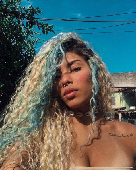 Blonde And Blue Hair, Dyed Curly Hair, Creative Hair Color, Hair Color Streaks, Blonde Curly Hair, Hair Streaks, Hair Inspiration Color, Hair Inspo Color, Short Curly Hair