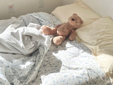 Floral Sheets Aesthetic, Blue Floral Bedding Aesthetic, Light Blue Sheets Aesthetic, Blue Flower Bedding Aesthetic, Blue Floral Bed Sheets, Blue Bed Sheets, Hamptons Bedroom, Kawaii Teddy Bear Bedding, Pretty Sheets