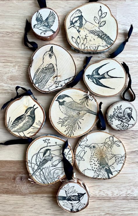 Wood Decopauge Ornaments, Classy Christmas Ornaments, Birds Christmas Tree, Stamping On Wood, Woodburned Ornaments Tree Slices, Wood Burn Ornaments Tree Slices, Wood Christmas Tree Ornaments, Wood Cookies Ideas, Crafts With Wood Slices