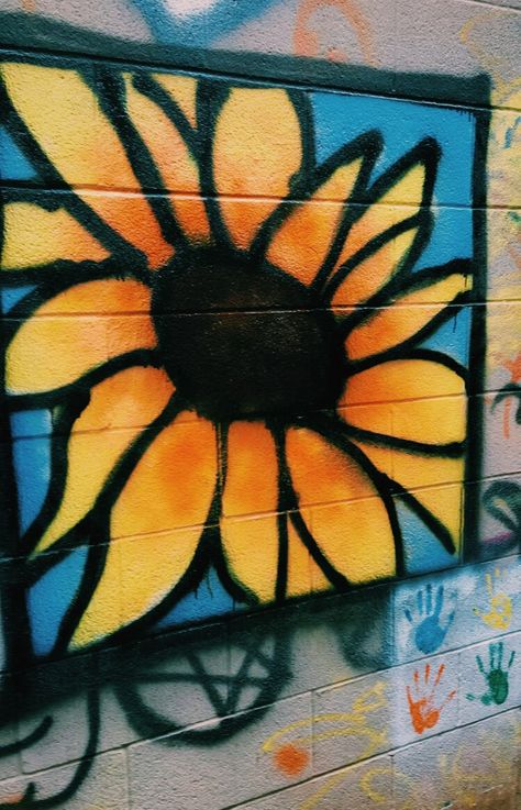 Graffiti Flowers Easy, Graffiti Sunflower, Spray Paint Ideas Graffiti, Flower Graffiti, Furniture Spray, Spray Paint Wall, Graffiti Drawings, Easy Graffiti, Easy Graffiti Drawings