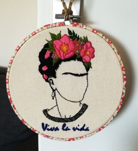 Frida Embroidery, Frida Kahlo Embroidery, Rug Hooking Designs, Frida Art, Hand Embroidery Patterns Flowers, Embroidery Hoodie, Cool Lettering, Hand Embroidery Art, Hand Embroidery Patterns