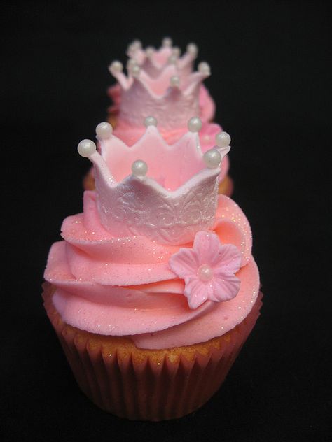 I am thinking these in pale blue for Emmas Cinderella party.  Well the crowns and glass slippers. Cupcakes Princesas, Cupcake Receptek, Deco Cupcake, Crown Cupcakes, Princess Cupcakes, Cupcakes Decorados, Beautiful Cupcakes, Cupcake Designs, Princess Cake