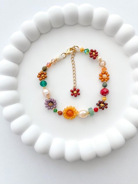 The MARIGOLD beaded bracelet has a bohemian and timeless style. Inspired in the fall season it's the perfect gift for any woman, friend, sister, daughter, etc. 100% handmade using the best materials.  FEATURES:  * Seed beads sizes 2 to 4mm, freshwater pearls 5-7mm, natural stones 4-6mm, and crystals 6-4mm. * 18k Gold Plated Lobster clasp and findings. * Made with love and care. LENGHT: Choose between 6.5 or 7 inches + Each bracelet comes with a 1 inch extender chain CARE INSTRUCTIONS: *Remove be Stone Breslate, Fall Bead Bracelet Ideas, Diy Flower Bracelet With Beads, Handmade Bohemian Bracelets, Diy Christmas Gifts Friends, Handmade Beads Bracelet, Fall Beaded Jewelry, Fall Beaded Bracelets, Bracelet Beads Ideas